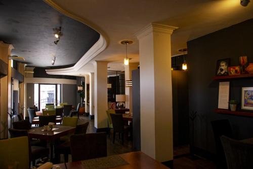 a dining room with tables and chairs in a restaurant at Hotel Internacional in Comitán