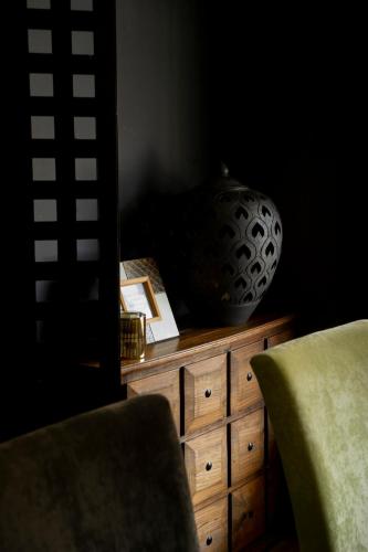 a wooden dresser with a vase on top of it at Hotel Internacional in Comitán de Domínguez
