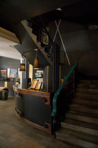 a staircase in a room with a stair case at Hotel Internacional in Comitán de Domínguez