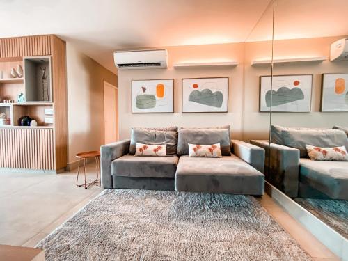 una sala de estar con 2 sofás y una alfombra en Luxuoso Apto 2Q Jd Goiás - 1103T en Goiânia