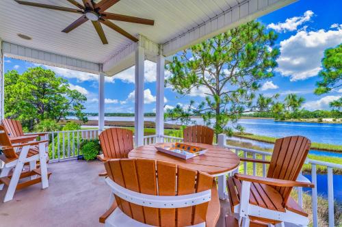 porche con mesa, sillas y vistas al agua en Riverfront Carrabelle Home with Furnished Patio!, en Carrabelle
