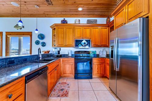 Una cocina o zona de cocina en Riverfront Carrabelle Home with Furnished Patio!