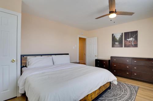 um quarto com uma cama e uma ventoinha de tecto em Hatboro Retreat Steps From Shopping and Dining! 