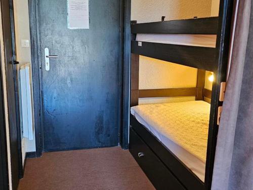 Postel nebo postele na pokoji v ubytování Studio cabine au pied des pistes à Villard de Lans, terrasse sud, parking gratuit - FR-1-515-106