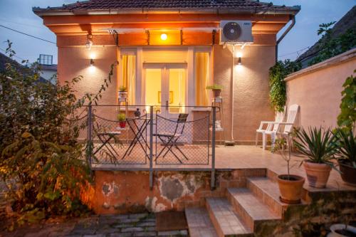 a house with a balcony with a table and chairs at Apartman Centar in Sremski Karlovci