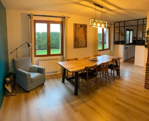 une cuisine et une salle à manger avec une table et une chaise dans l'établissement Aux Abords de Dieppe, à Intraville