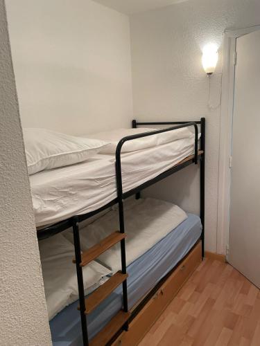 Ce lit se trouve dans un dortoir doté de 2 lits superposés et d'une lampe. dans l'établissement Holiday Studio Calvi, à Calvi