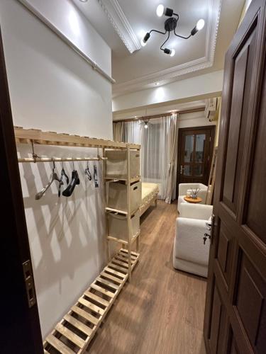 Una habitación con cama y una habitación con armario en Historical Mansion en Estambul