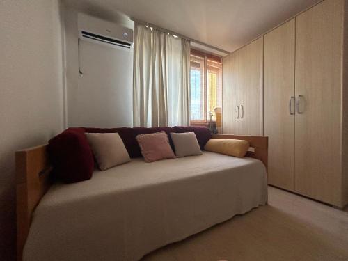 une chambre avec un grand lit avec des oreillers dessus dans l'établissement Kelti, à Belgrade