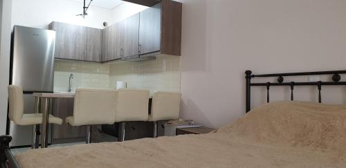 a room with a kitchen with a counter and a table at Loutraki Vibes Apartments 2 in Loutraki
