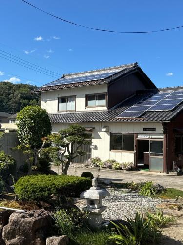 una casa con paneles solares en el techo en Minpaku Tanaka - Vacation STAY 15255, en Kyotango