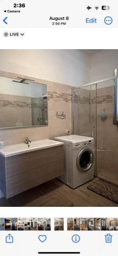 a bathroom with a washing machine next to a sink at Villa Rosaria in Tollo