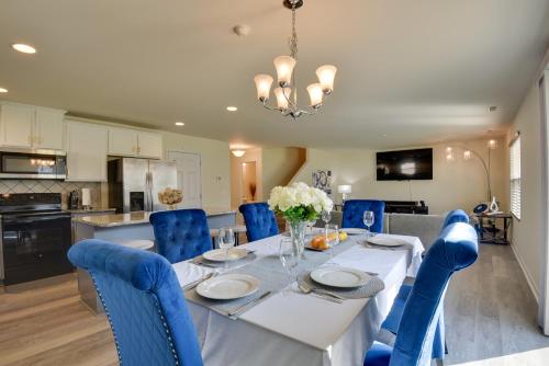 ガストニアにあるSpacious Gastonia Home with Pool Access!のダイニングルーム(白いテーブル、青い椅子付)