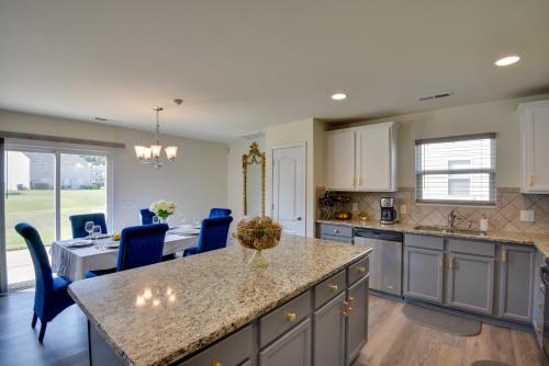 ガストニアにあるSpacious Gastonia Home with Pool Access!のキッチン(青い椅子、カウンタートップ付)