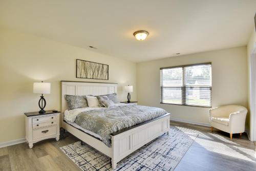 Spacious Gastonia Home with Pool Access!にあるベッド