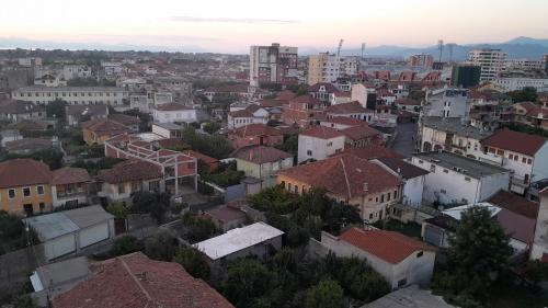 een luchtzicht op een stad met gebouwen bij Cozy apartment in the city center 2 in Shkodër