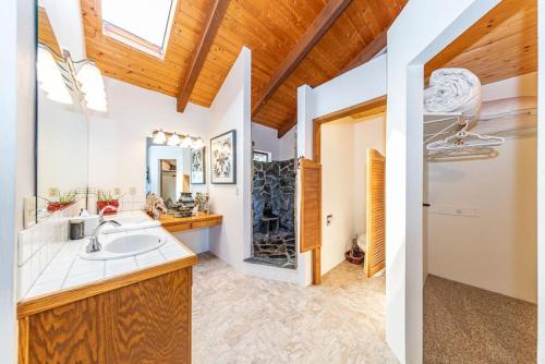 La salle de bains est pourvue d'un lavabo et d'une douche. dans l'établissement Yosemite Cowboy Cabin, à Oakhurst