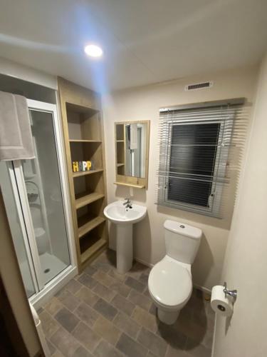 uma casa de banho com um WC e um lavatório em Cookies Den em Weymouth