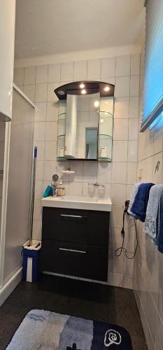 ein Bad mit einem Waschbecken und einem Spiegel in der Unterkunft Harti Haus in Zeltweg