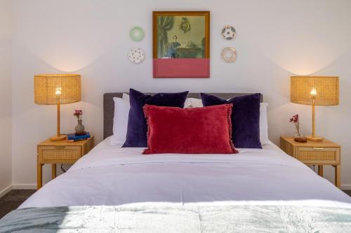 ein Schlafzimmer mit einem großen Bett mit zwei Lampen in der Unterkunft Modern Townhouse Cashel Street 2 bed 2 bath in Christchurch