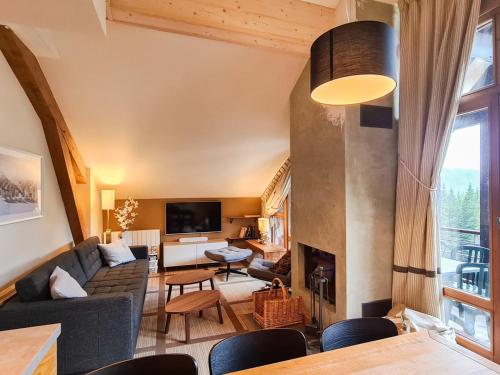 ein Wohnzimmer mit Couch und Kamin in der Unterkunft Appartement 3 pièces avec cheminée, accès pistes, piscine, spa, WIFI - Flaine Montsoleil - FR-1-425-140 in Flaine