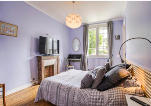 - une chambre avec un lit, une cheminée et une télévision dans l'établissement Villa sainte Adèle, à Blonville-sur-Mer