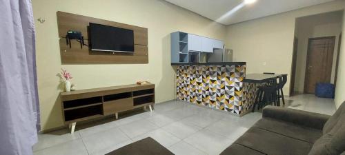 馬拉巴的住宿－Casa Completa com 2 Quartos e Garagem，客厅配有沙发和墙上的电视
