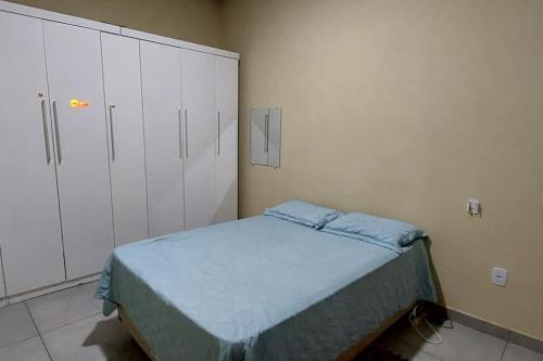 1 dormitorio con 1 cama y armarios blancos en Casa Completa com 2 Quartos e Garagem en Marabá