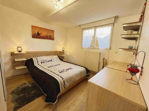Un dormitorio con una cama en una habitación con ventana. en Appartement Ensoleillé à 15 minutes de Paris, en Vitry-sur-Seine
