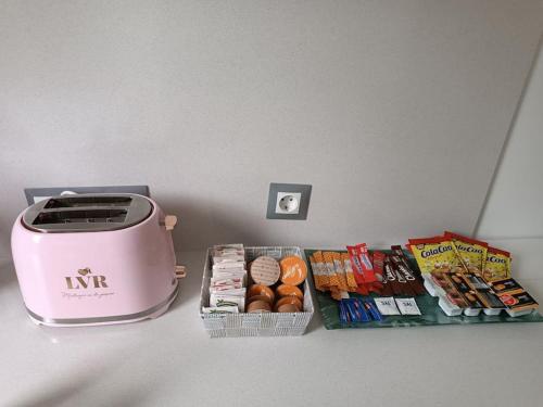 a toaster sitting next to two baskets of food at ¡Al lado de la Clínica Oftalmológica Vega! in Oviedo