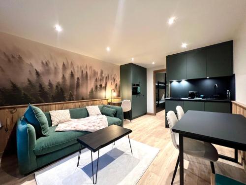 un salon avec un canapé vert et une table dans l'établissement Le Solar'L 203, Classé 4 Cristaux Paradiski, à Bourg-Saint-Maurice