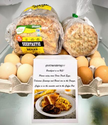 een bordje in een koelkast met eieren en brood bij Charming Restored 1891 House in Fort Atkinson