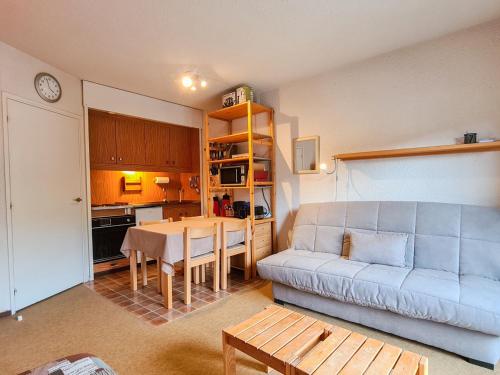 Photo de la galerie de l'établissement Studio agréable avec balcon sud, casier à ski et proche des pistes - FR-1-425-203, à Arâches-la-Frasse