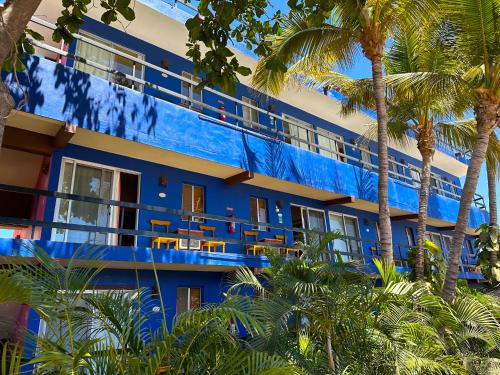 Un jardín fuera de Siesta Suites Boutique Hotel