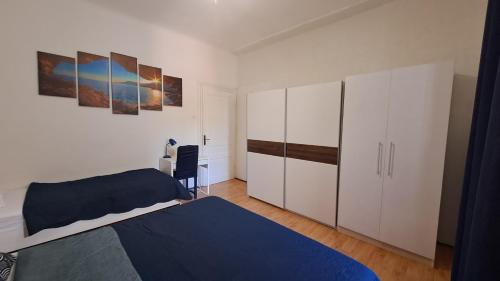Postel nebo postele na pokoji v ubytování Red blue with private parking and Gray blue apartment