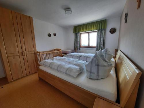 een kleine slaapkamer met een bed en een raam bij Panoramic view holiday home, Neureichenau in Neureichenau