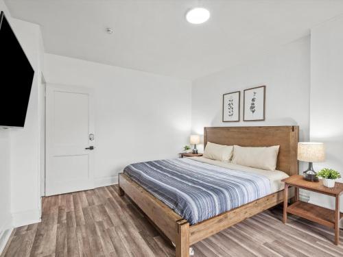 een slaapkamer met een groot bed en een televisie bij Oakland/University @G Modern and Bright Private Bedroom with Shared Bathroom in Pittsburgh