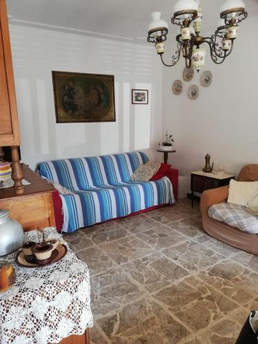 - un salon avec un canapé et une table dans l'établissement La casetta di Pio, à Fresonara
