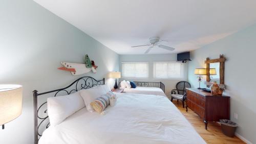 een slaapkamer met 2 bedden met witte lakens en een plafond bij Beach Lover's Haven 2BR Villa at Heron Marsh in Pawleys Island