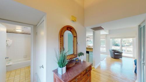 sala de estar con tocador y espejo en Beach Lover's Haven 2BR Villa at Heron Marsh, en Pawleys Island