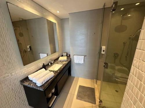 a bathroom with a sink and a shower and a mirror at Edificio h2 Cartagena 1603 in Cartagena de Indias