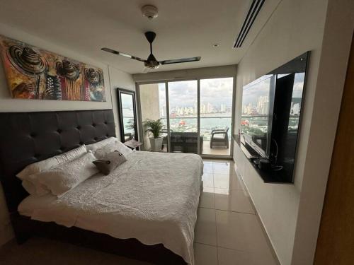 a bedroom with a bed and a large window at Edificio h2 Cartagena 1603 in Cartagena de Indias