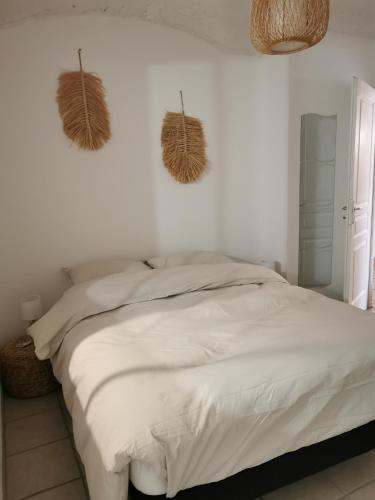 - une chambre avec un lit et deux paniers sur le mur dans l'établissement Appartement à la campagne, à Claret