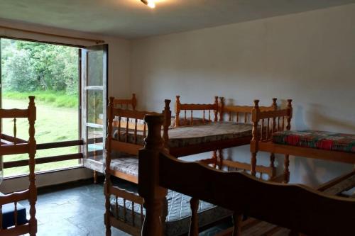 um quarto com 2 beliches e uma janela em Fazenda Água Clara em Monte Alegre do Sul