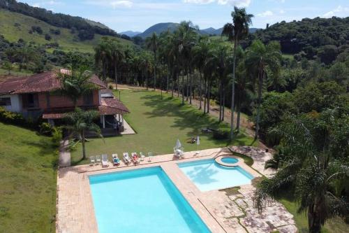 南蒙蒂阿萊格里的住宿－Fazenda Água Clara，享有带游泳池的度假村的空中景致