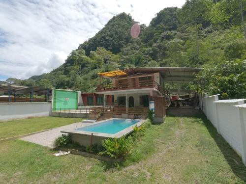 une maison avec une piscine en face d'une montagne dans l'établissement Bello Amanecer, à Las Palmas