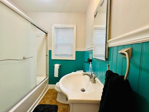 a bathroom with a sink and a toilet and a mirror at Campu’s House - HOME SWEET HOME in Cherry Hill in Cherry Hill