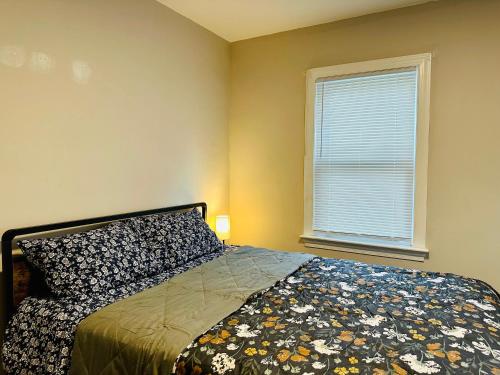 a bedroom with a bed and a window at Campu’s House - HOME SWEET HOME in Cherry Hill in Cherry Hill
