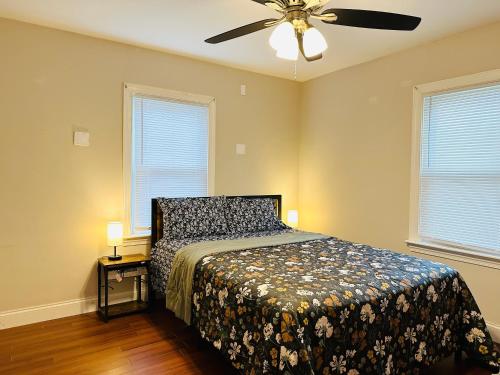 1 dormitorio con 1 cama y ventilador de techo en Campu’s House - HOME SWEET HOME in Cherry Hill, en Cherry Hill