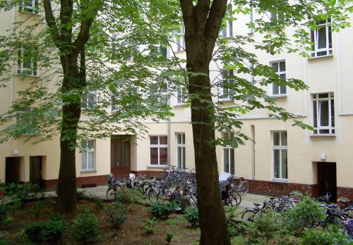 ベルリンにあるQuiet Courtyard Apartment (PB1)の建物前に停車する自転車